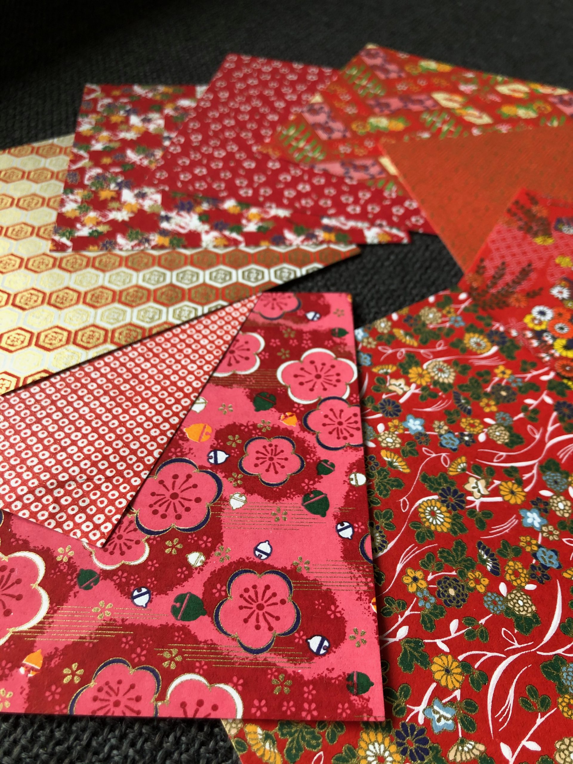 꽃무늬와 기하학무늬가 있는 여러 장의 종이접기용 종이